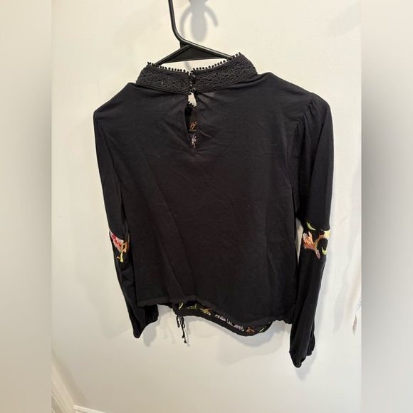 LIKE NEW- TINY BY ANTHROPOLOGIE Embroidered FLORAL BLOUSE - Size small - Picture 7 of 10